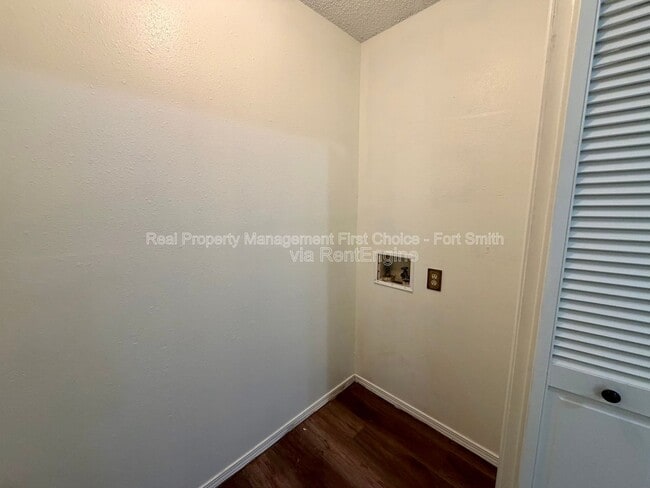 Building Photo - 904 Hillside Dr