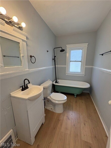 Building Photo - 946 E 79th St