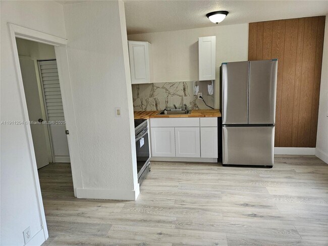 Building Photo - 118 NW 8th Ave