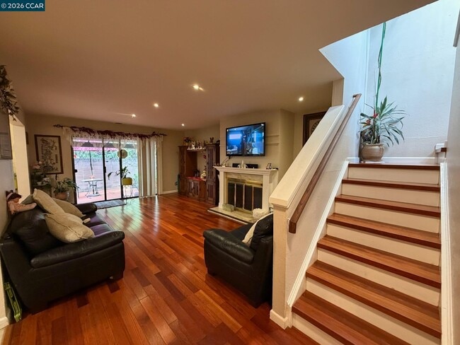 Building Photo - 6 Basin Ct