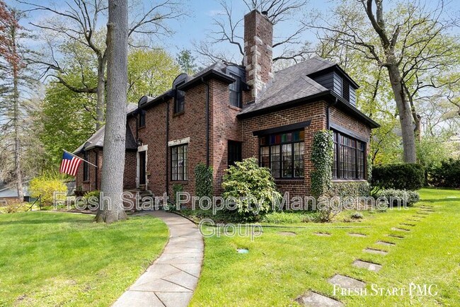 Building Photo - 28 Woodmer Ln