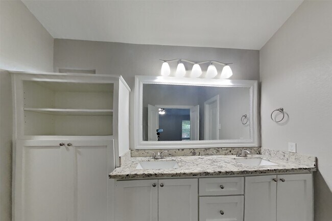 Building Photo - 2603 Hidden Garden Dr