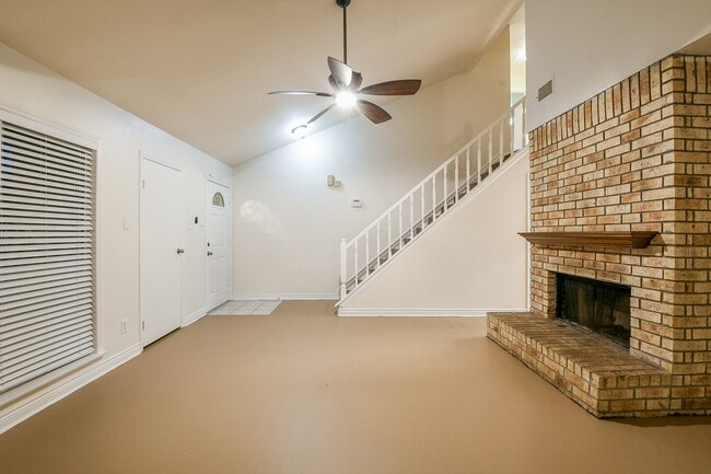 Building Photo - 26 Yewleaf Rd