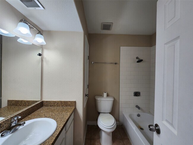 Building Photo - 17401 Red Oak Dr