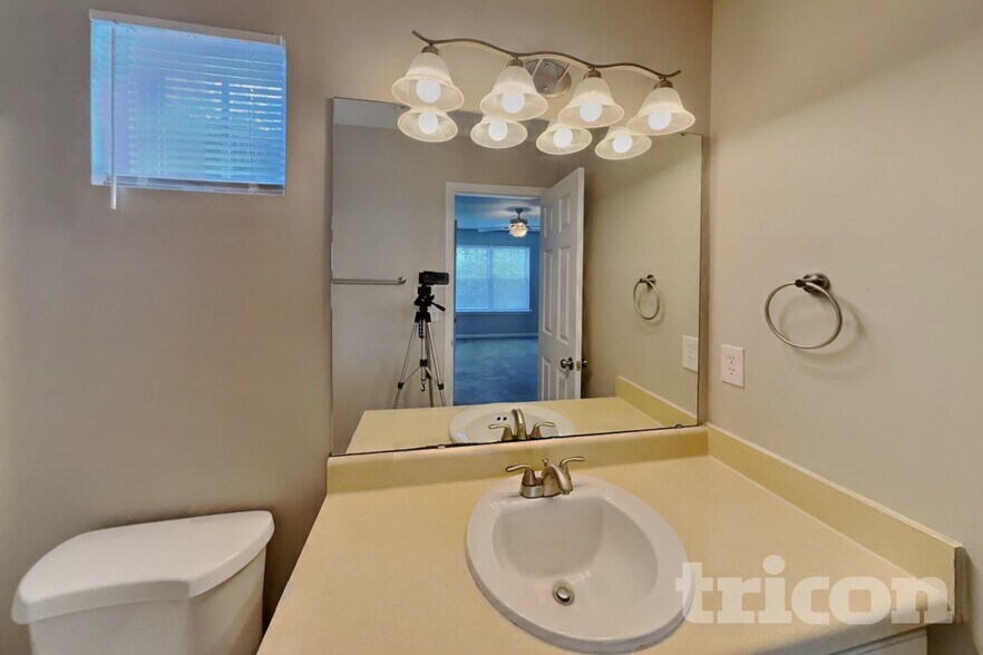 Building Photo - 223 Pebblestone Dr