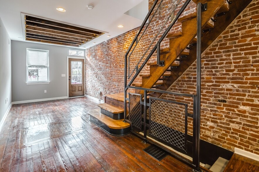 Building Photo - 2049 E Arizona St