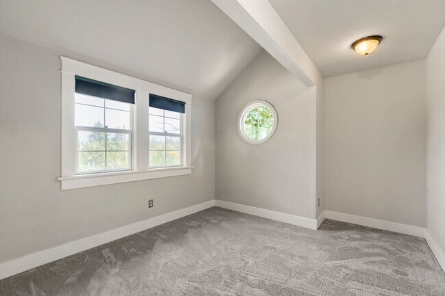 Building Photo - 422 W Raye St