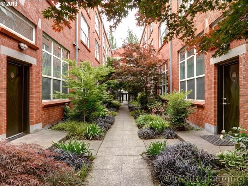 Beautiful courtyard - 1009 NW Hoyt St