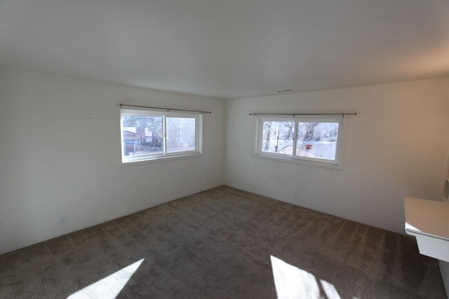 Building Photo - $500 Move-In Special! Month to month lease Available.