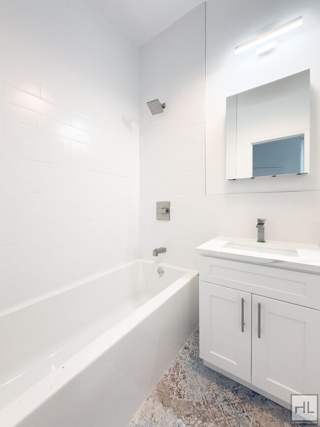 Building Photo - Massive Fort Greene 3-Bed 1-Bath / In Unit W&D / 2-Blocks to Fort Greene Park