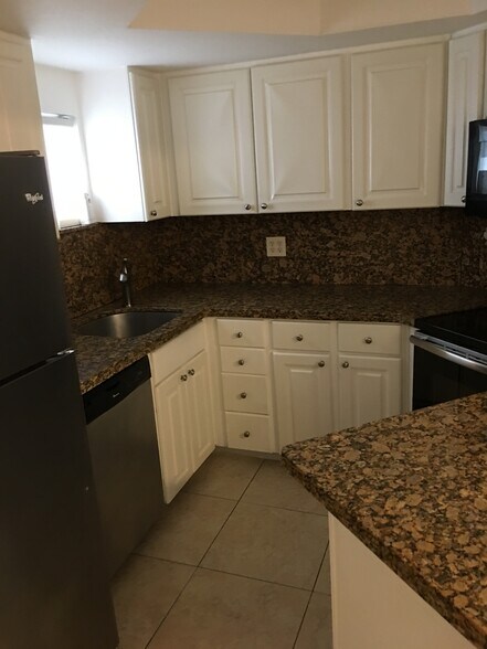 Building Photo - 8215 Lake Dr