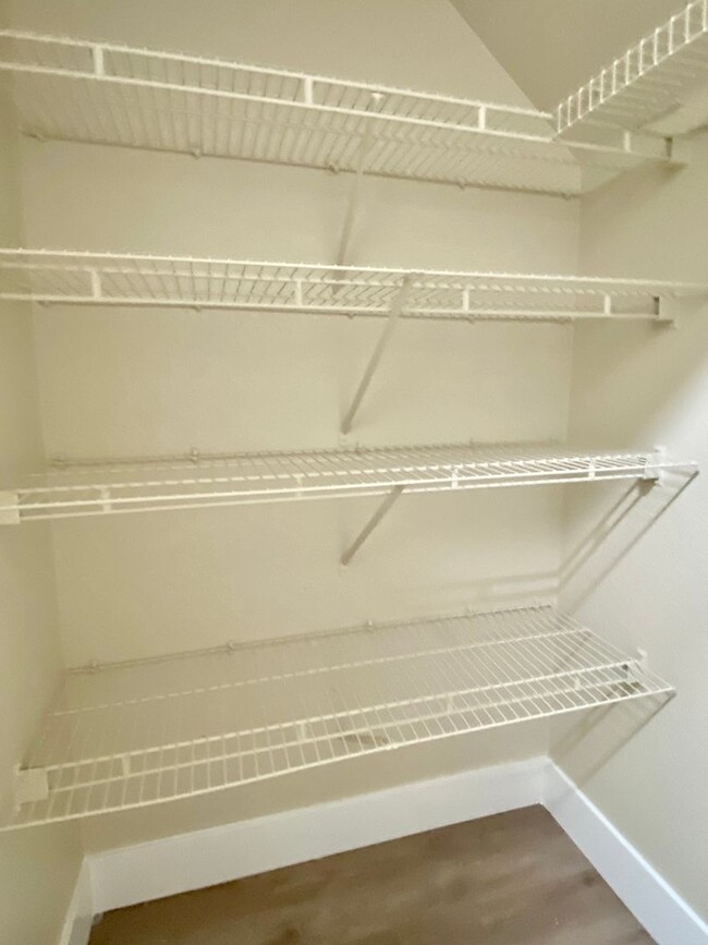 Building Photo - NEWLY RENOVATED, VERY CLEAN 5 BED, 3 BATH,...