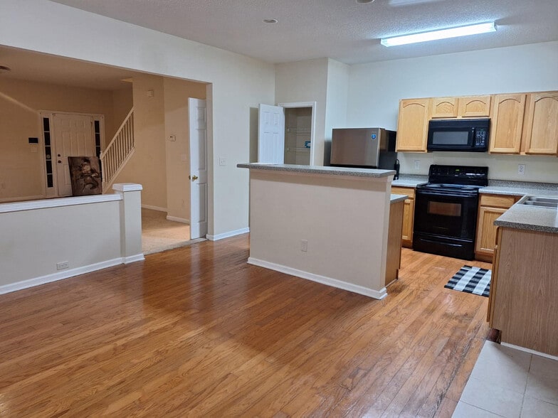 DINING & KITCHEN - 2858 Parkway Close