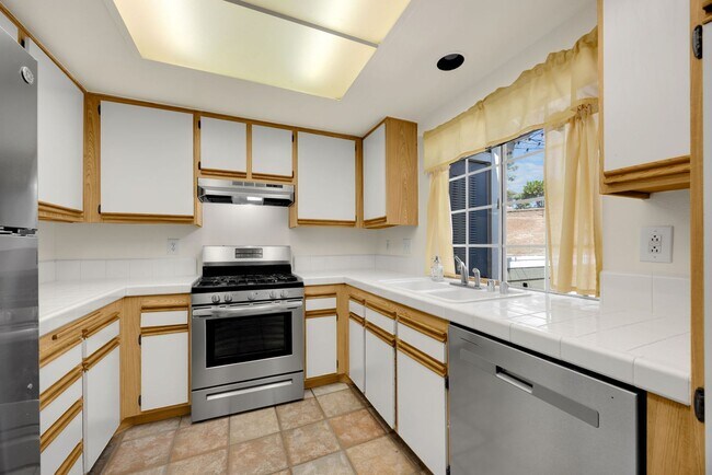 Building Photo - 16540 Graystone Dr. #126