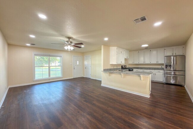 Building Photo - * Move-In Special * Fully Remodeled 3 Bed,...