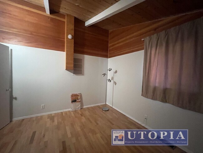 Building Photo - 10585 Redwood Dr