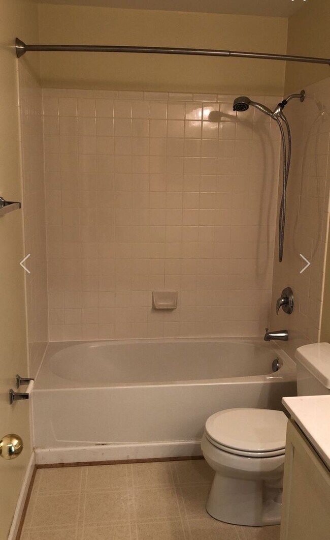 Building Photo - Nice end unit townhouse in waterfront comm...