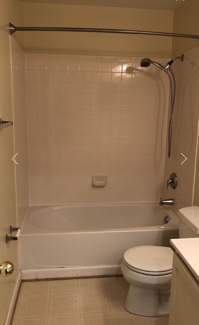 Building Photo - Nice end unit townhouse in waterfront community