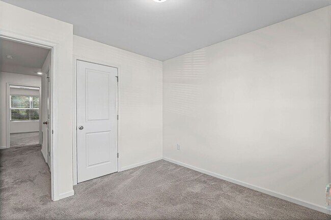 Building Photo - ***MOVE IN SPECIAL -$500 OF FIRST 2 MONTHS RENT WITH A MARCH 31ST OR SOONER MOVE IN DATE***Step i...
