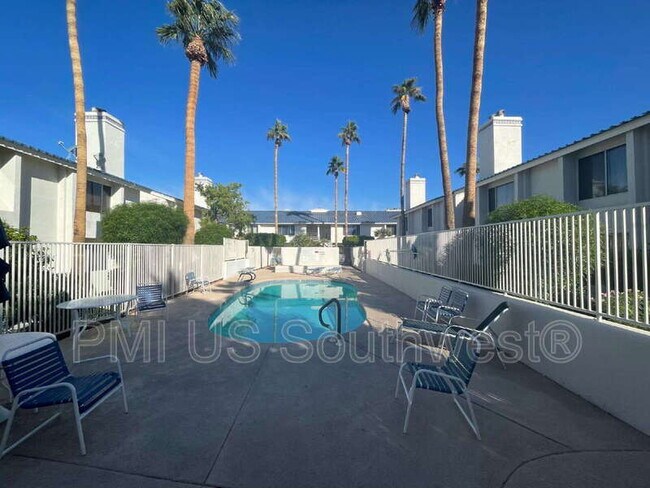 Building Photo - 1800 Club House Dr