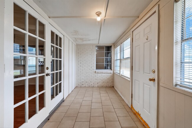 Building Photo - 2319 Blue Willow Dr