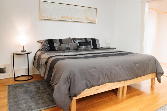 Cal. King bed in Primary suite - 2005 N Beachwood Dr