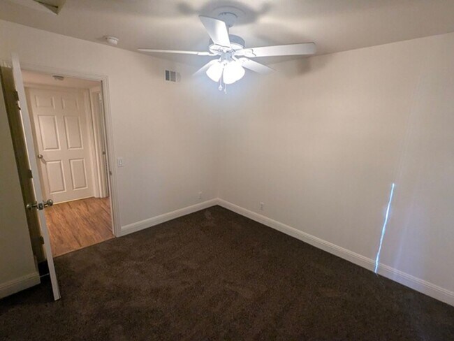 Building Photo - 2 Bedroom-1 Bathroom Single Story Condo; 2nd floor unit in Lakeside