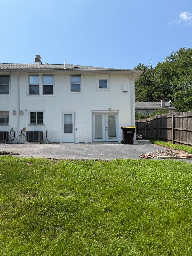 Building Photo - 607 Tabak Ave