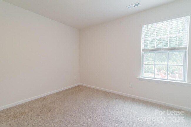 Building Photo - 2226 Redstone Dr