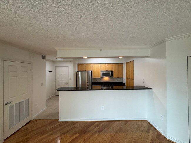 Building Photo - Sun-filled 1 Bed 1 Bath Condo With Private...