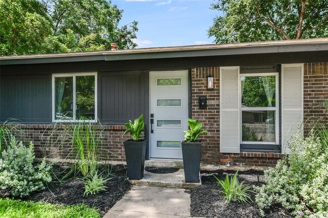 Building Photo - 805 Eberhart Ln