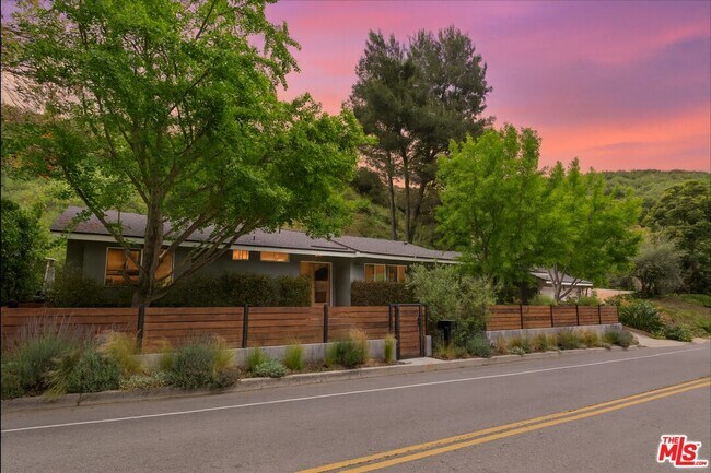 Primary Photo - 3520 Mandeville Canyon Rd