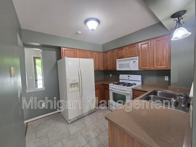 Building Photo - 4351 Hunters Cir W