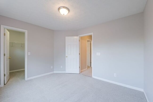Building Photo - 641 W Oaks Dr