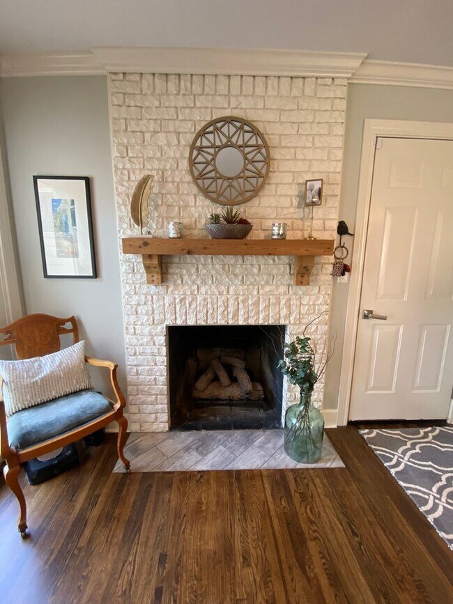 Building Photo - Darling renal in Lortondale