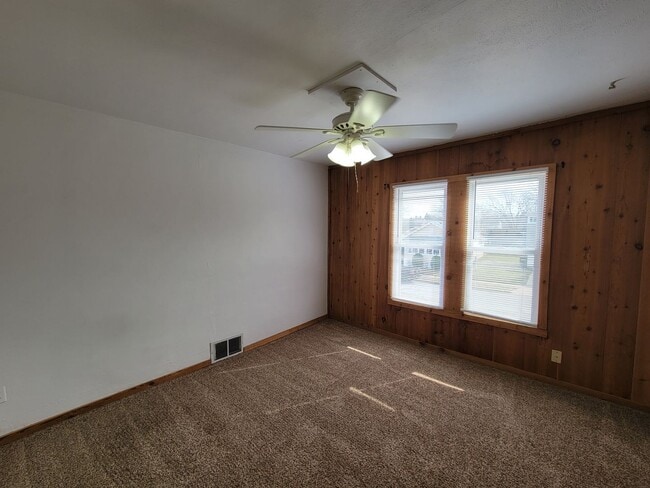 Building Photo - 321 W 5th St