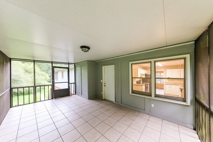 Building Photo - 800 Dunwoody Ln