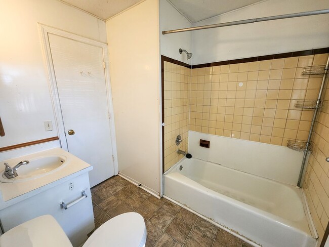 Building Photo - 3 bed 1 bath unit in duplex