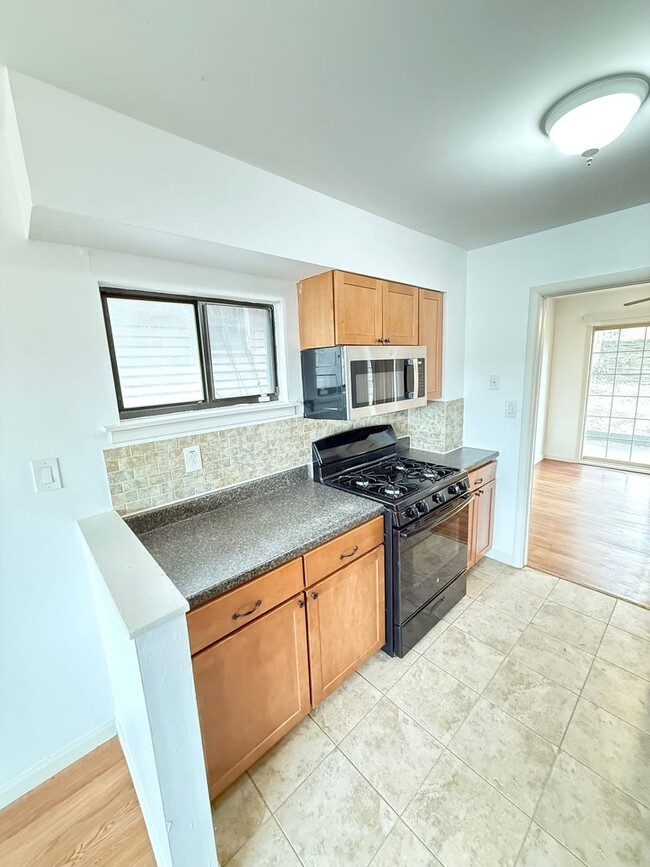 Building Photo - Newly Renovated 3 Bedroom 1.5 Bath House f...