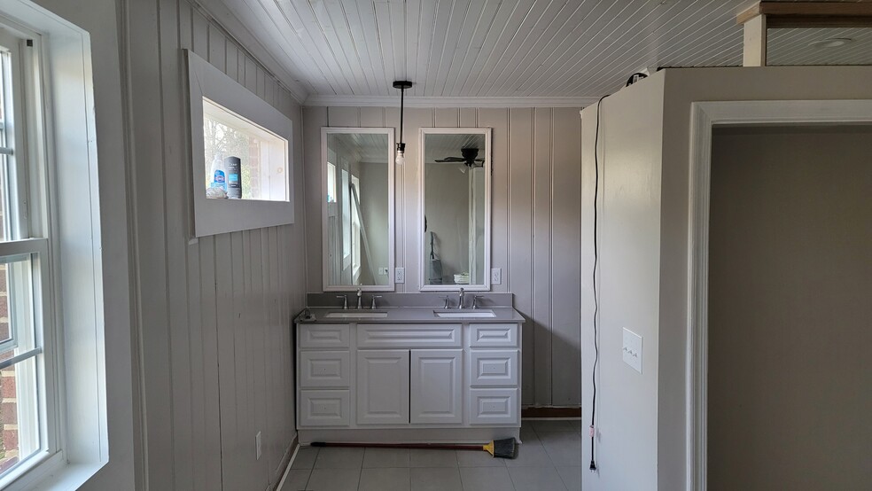 Building Photo - 2930 Fleetwood Ave SW