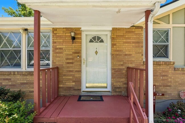 Building Photo - 261 Eisenhower Dr