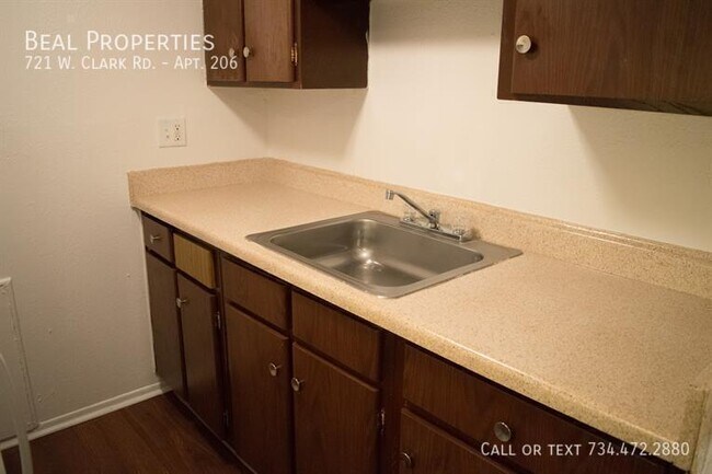 Building Photo - 721 W Clark Rd