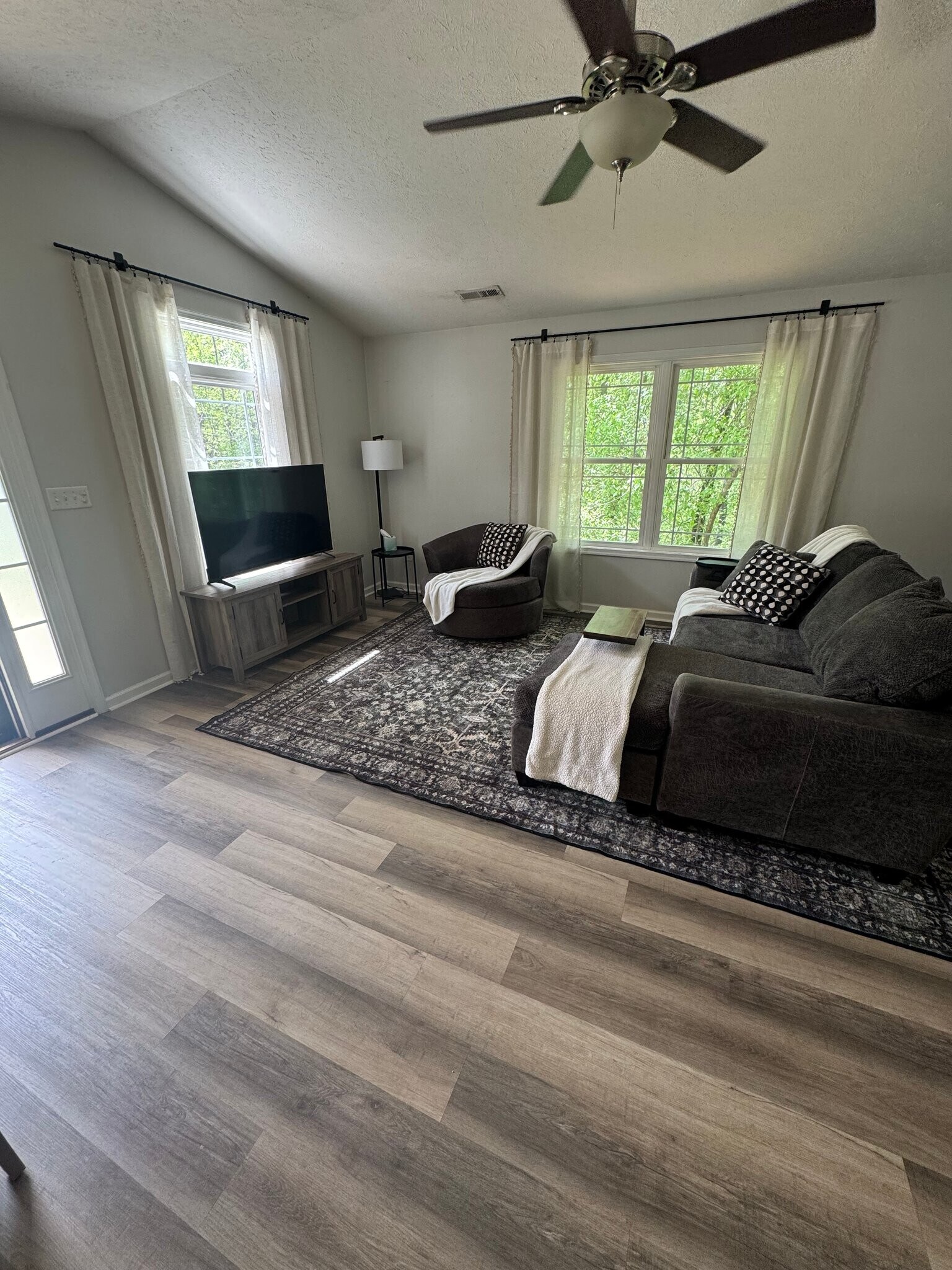 Building Photo - 4647 Ferncliff Dr