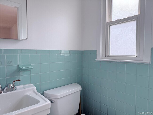 Building Photo - 14-38 144th Pl