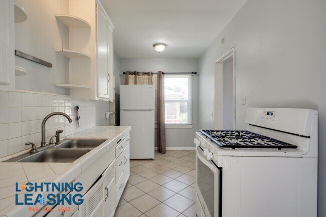 Building Photo - 6415 S Van Ness Ave