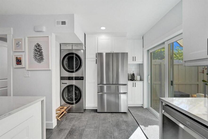 Building Photo - 120 NE 20th Ct