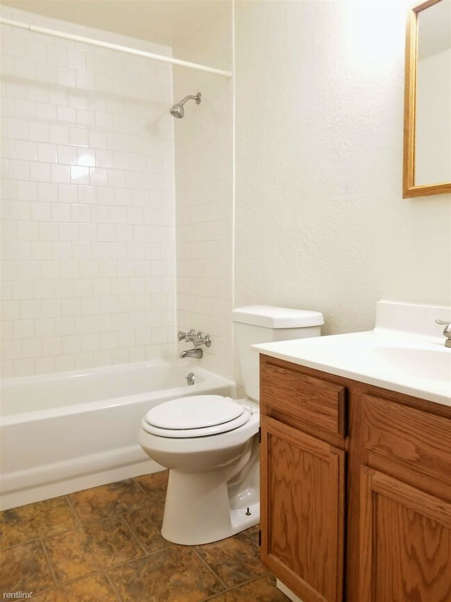 Building Photo - 2 br, 1 bath Townhome - 700 Hemlock Square