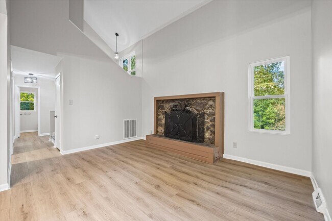 Building Photo - Beautifully updated and freshly painted 3-...