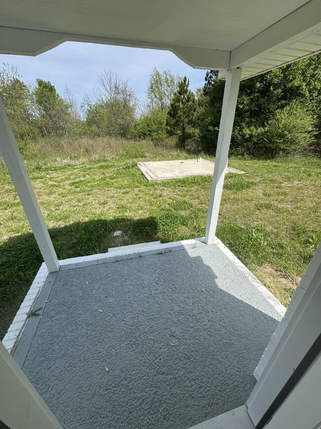 Building Photo - "Charming 2-Bedroom Duplex Retreat on Everett Road Unit B – 2 Full Baths and 1155 Sq Ft of Comfor...