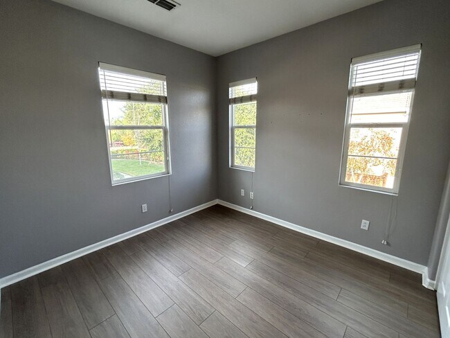 Building Photo - Spacious Elk Grove Townhome!!